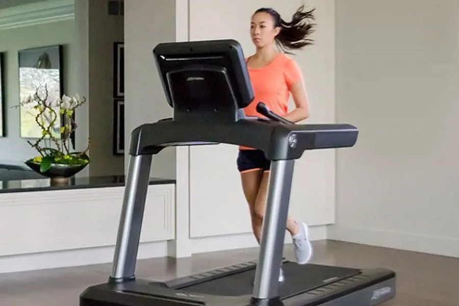 Life Fitness Club Series   (Plus) Treadmill (DEMO)